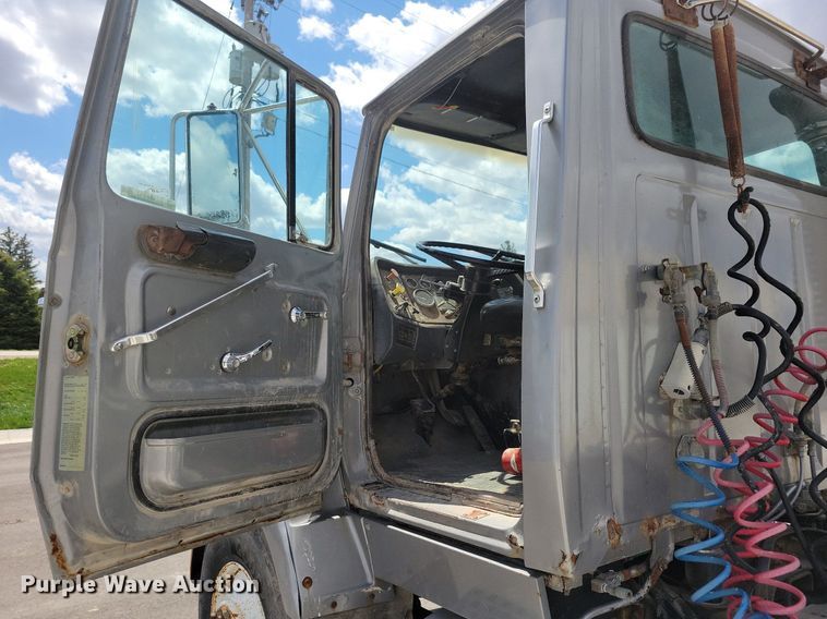 image for item LD9010 1989 Ford Aeromax L9000 semi truck