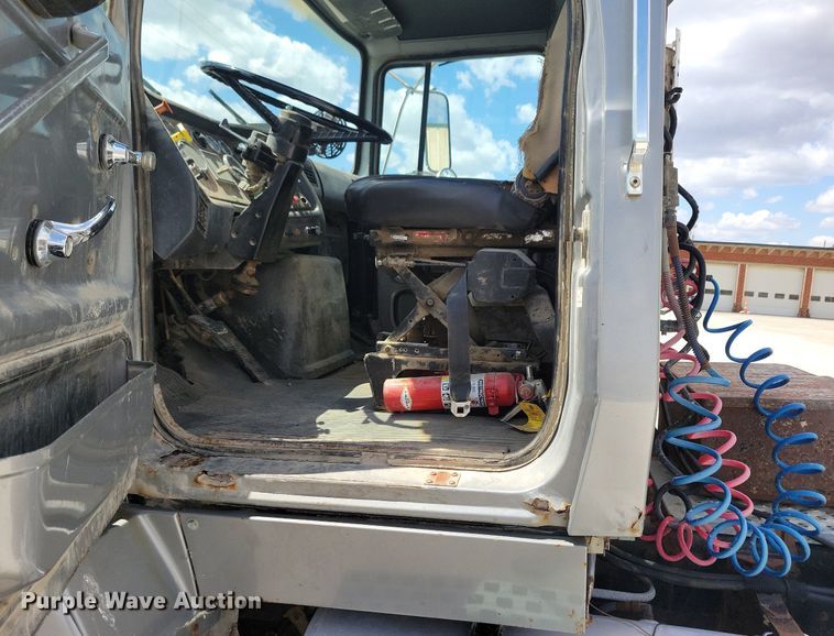 image for item LD9010 1989 Ford Aeromax L9000 semi truck