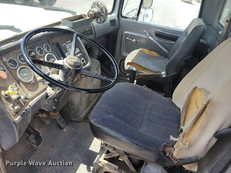 image for item LD9010 1989 Ford Aeromax L9000 semi truck