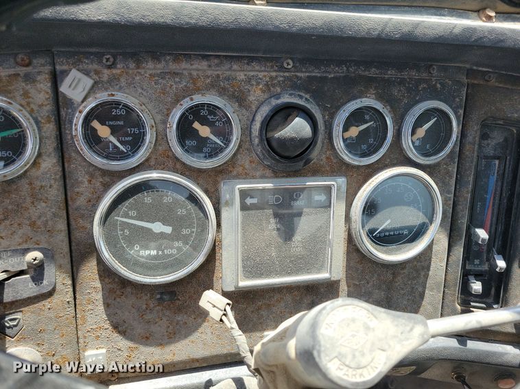 image for item LD9010 1989 Ford Aeromax L9000 semi truck