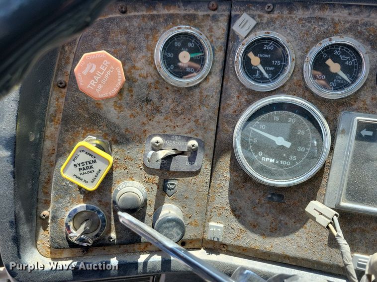 image for item LD9010 1989 Ford Aeromax L9000 semi truck