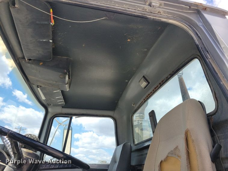 image for item LD9010 1989 Ford Aeromax L9000 semi truck