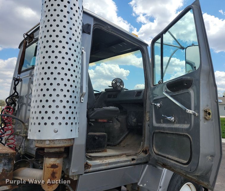 image for item LD9010 1989 Ford Aeromax L9000 semi truck