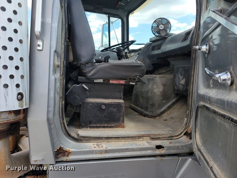 image for item LD9010 1989 Ford Aeromax L9000 semi truck