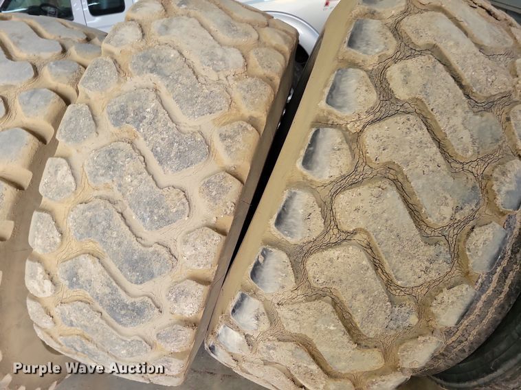 image for item LD9020 Tires and tracks