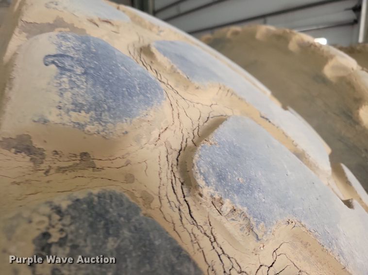 image for item LD9020 Tires and tracks