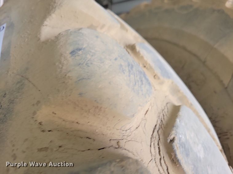 image for item LD9020 Tires and tracks