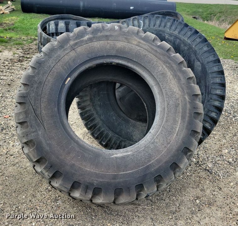 image for item LD9020 Tires and tracks
