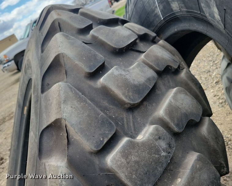 image for item LD9020 Tires and tracks