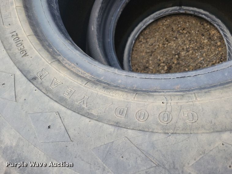 image for item LD9020 Tires and tracks