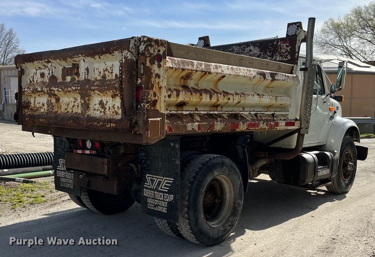 image for item LD9404 2000 International 4900 dump truck