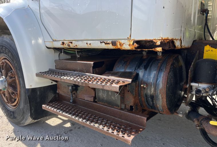 image for item LD9404 2000 International 4900 dump truck