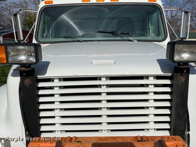 image for item LD9404 2000 International 4900 dump truck