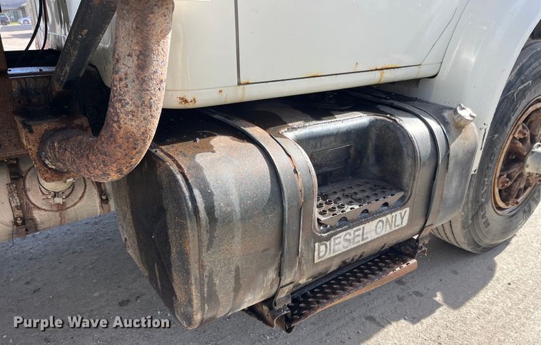 image for item LD9404 2000 International 4900 dump truck