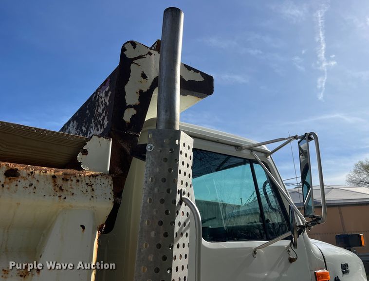 image for item LD9404 2000 International 4900 dump truck