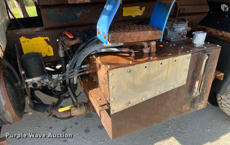 image for item LD9404 2000 International 4900 dump truck