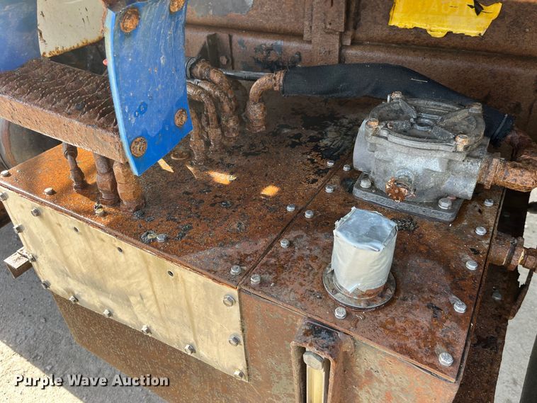 image for item LD9404 2000 International 4900 dump truck