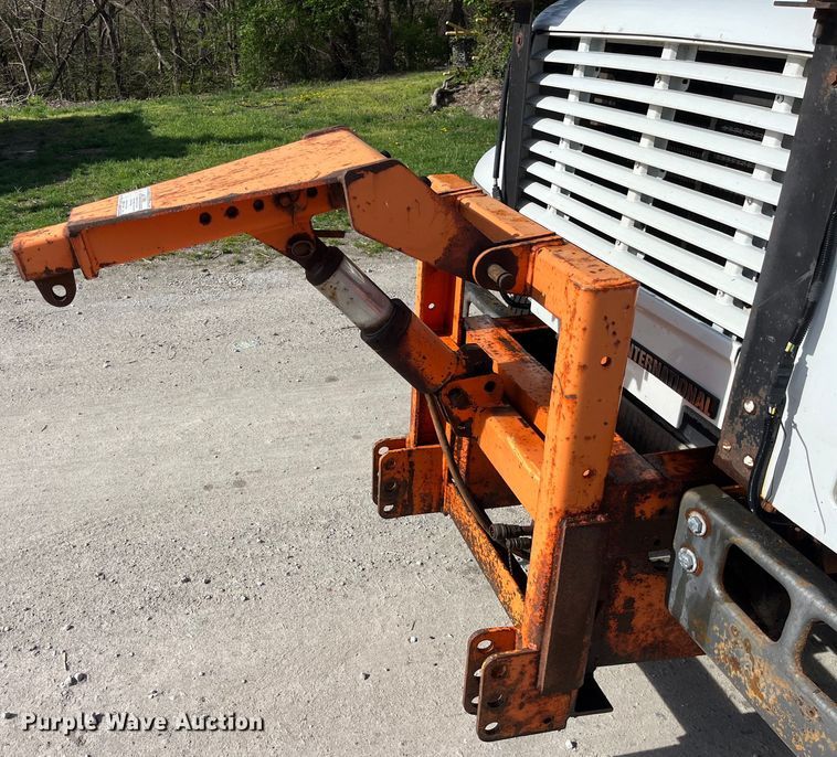 image for item LD9404 2000 International 4900 dump truck