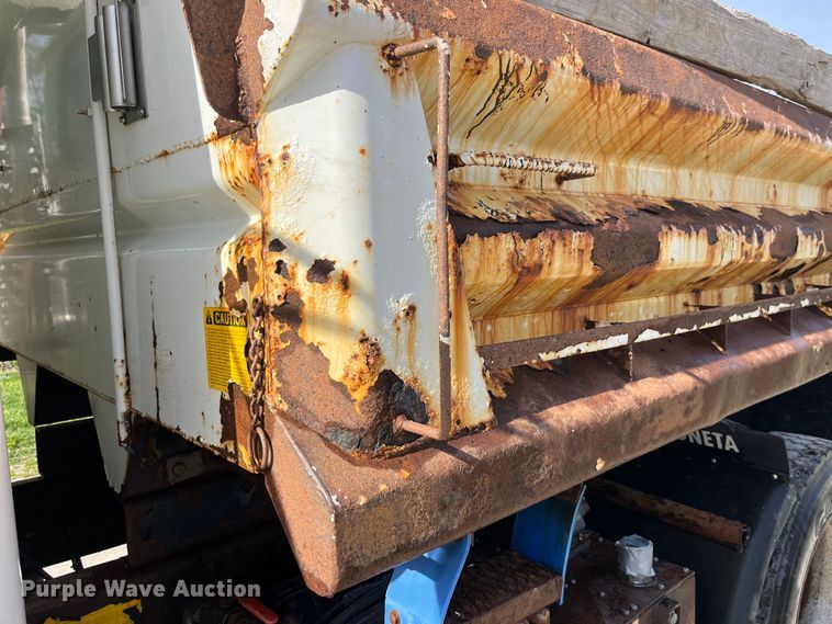 image for item LD9404 2000 International 4900 dump truck