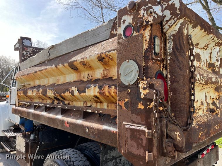 image for item LD9404 2000 International 4900 dump truck