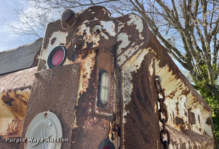 image for item LD9404 2000 International 4900 dump truck