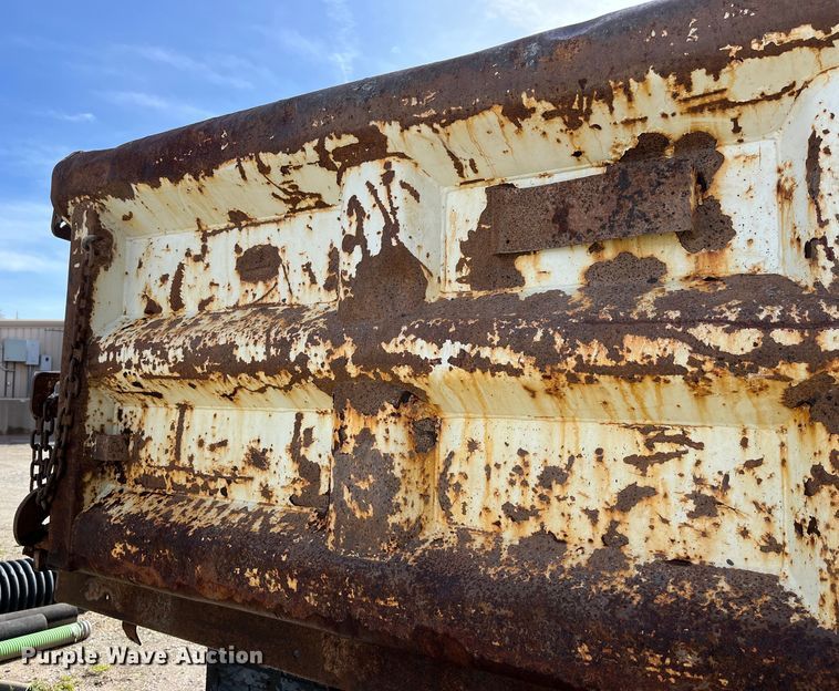 image for item LD9404 2000 International 4900 dump truck