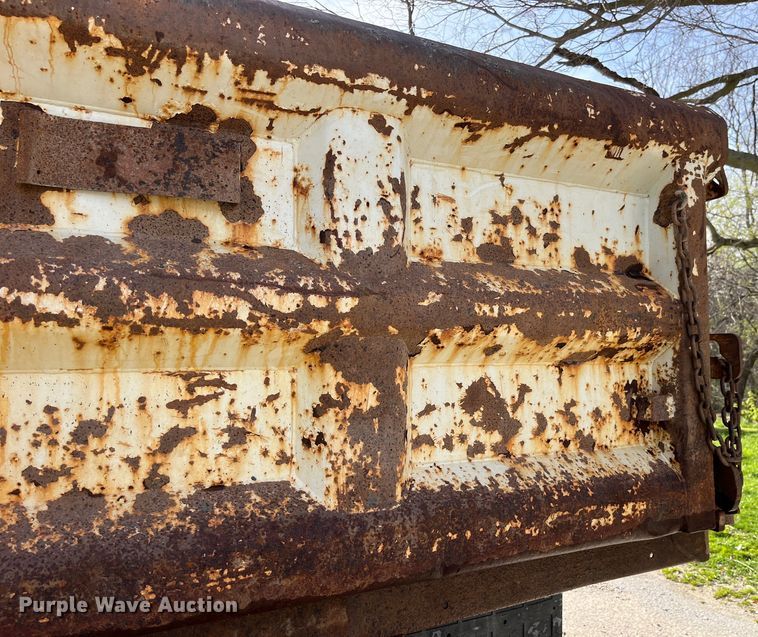 image for item LD9404 2000 International 4900 dump truck