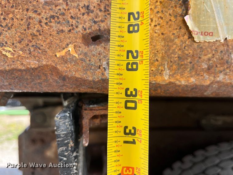 image for item LD9404 2000 International 4900 dump truck