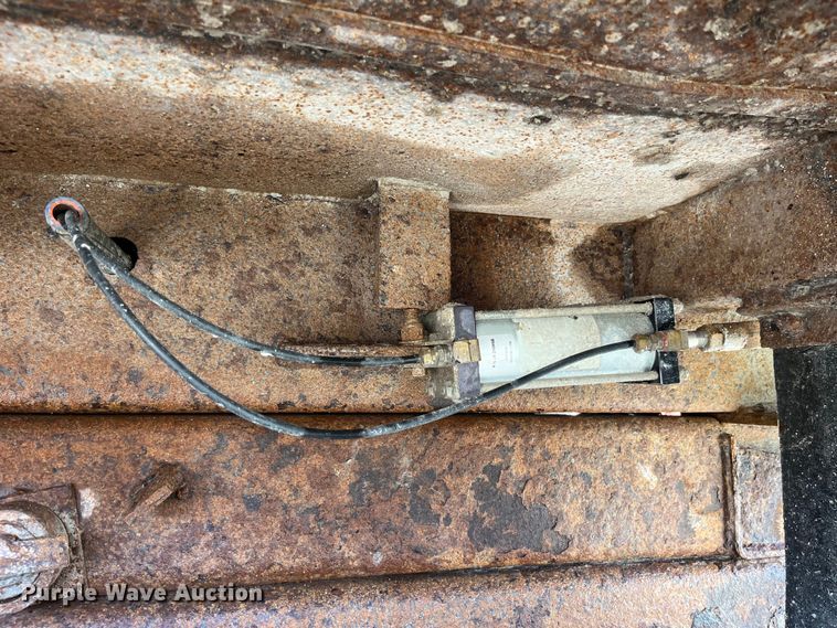 image for item LD9404 2000 International 4900 dump truck