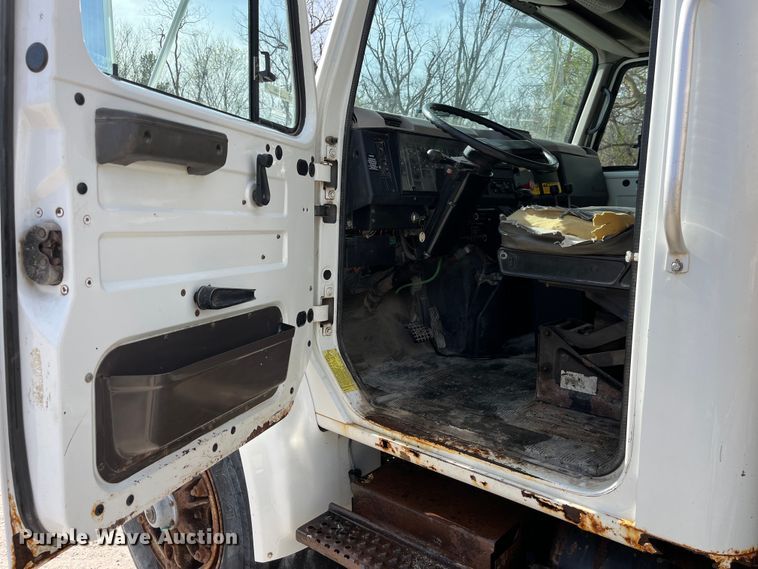 image for item LD9404 2000 International 4900 dump truck