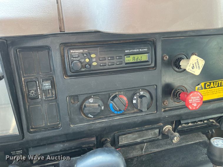 image for item LD9404 2000 International 4900 dump truck