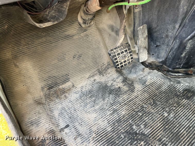 image for item LD9404 2000 International 4900 dump truck