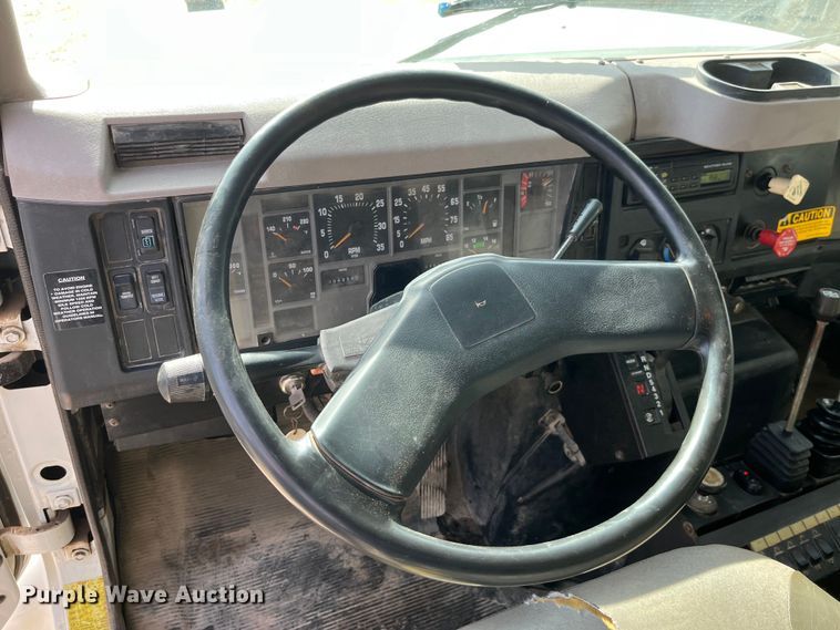 image for item LD9404 2000 International 4900 dump truck