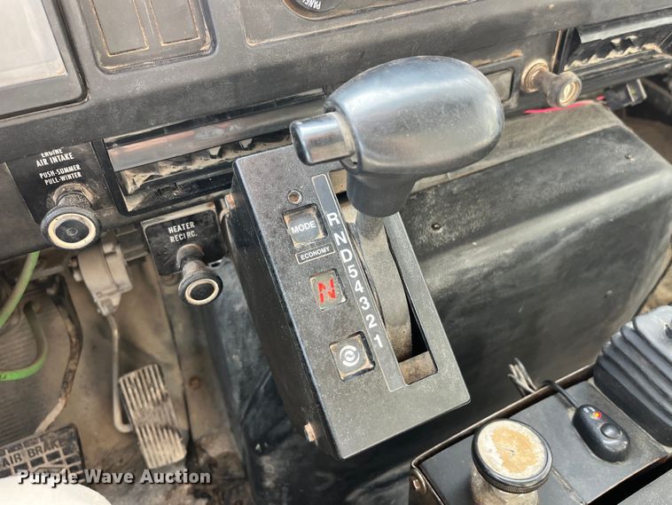 image for item LD9404 2000 International 4900 dump truck