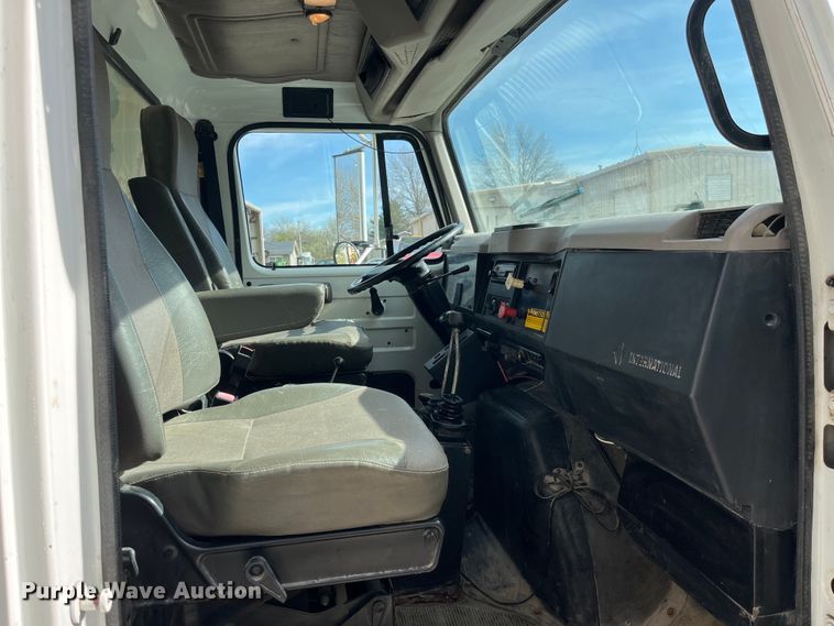 image for item LD9404 2000 International 4900 dump truck