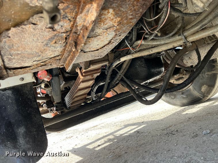 image for item LD9404 2000 International 4900 dump truck