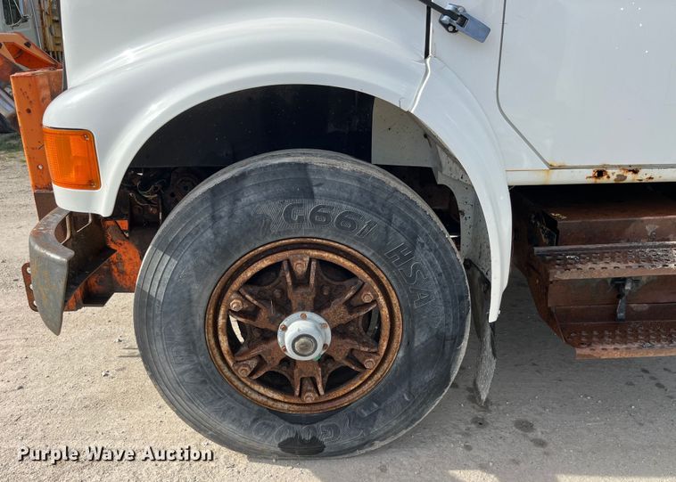 image for item LD9404 2000 International 4900 dump truck