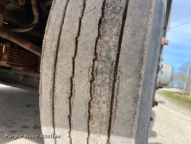 image for item LD9404 2000 International 4900 dump truck