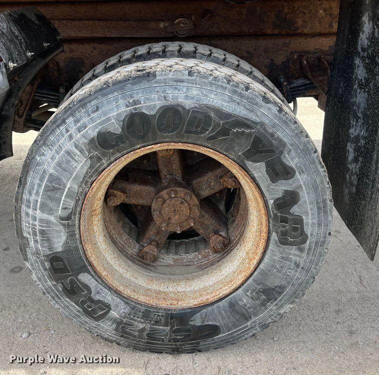 image for item LD9404 2000 International 4900 dump truck