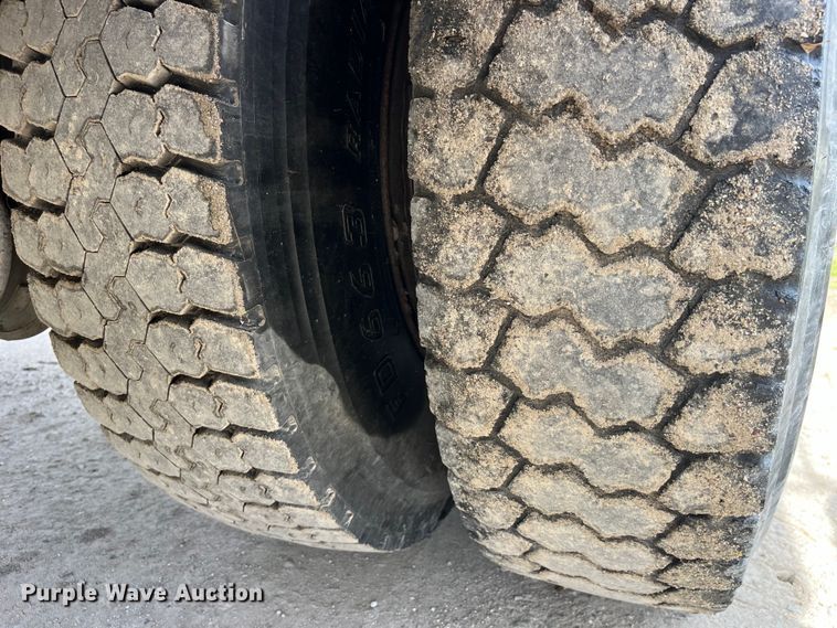 image for item LD9404 2000 International 4900 dump truck