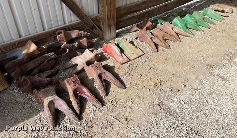 image for item LD9405 Approximately 25 bucket teeth