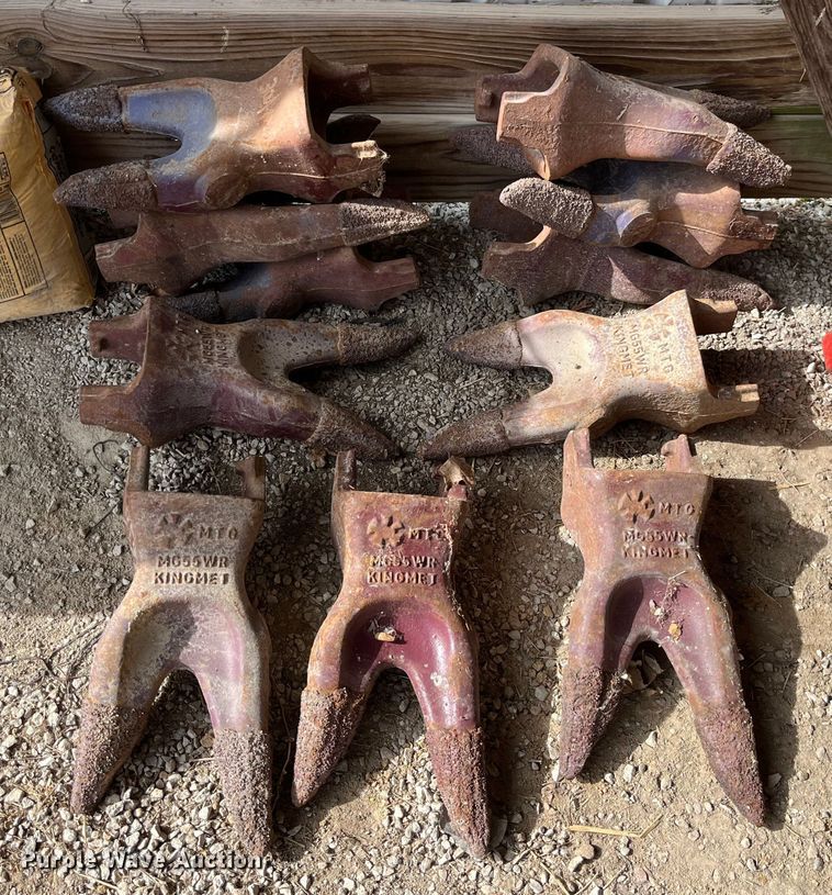 image for item LD9405 Approximately 25 bucket teeth