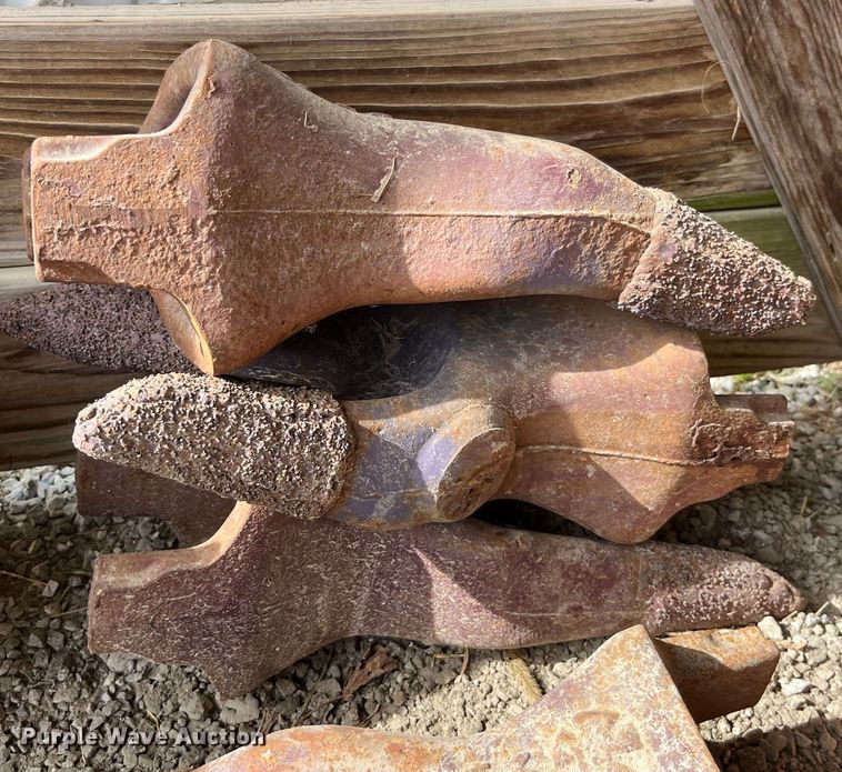 image for item LD9405 Approximately 25 bucket teeth