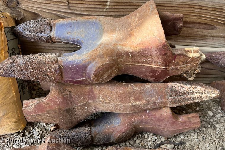 image for item LD9405 Approximately 25 bucket teeth