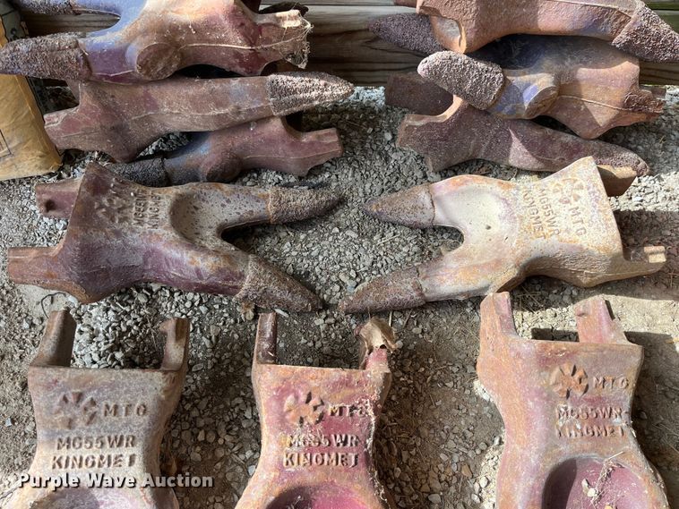 image for item LD9405 Approximately 25 bucket teeth