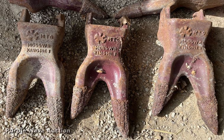 image for item LD9405 Approximately 25 bucket teeth