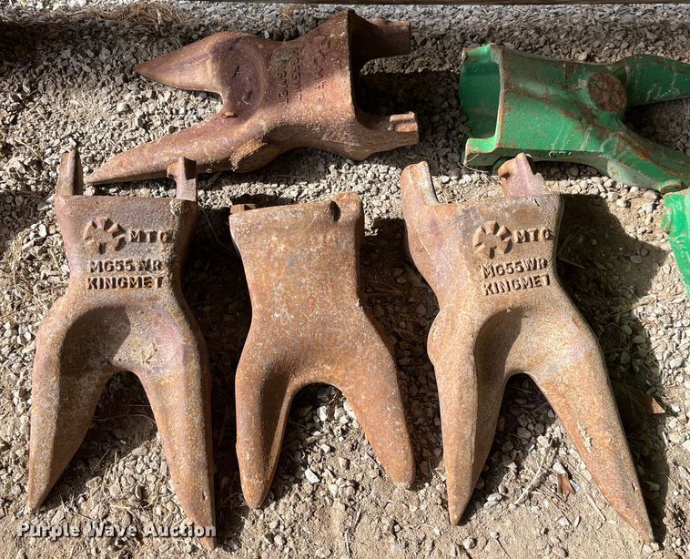 image for item LD9405 Approximately 25 bucket teeth