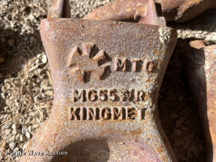 image for item LD9405 Approximately 25 bucket teeth