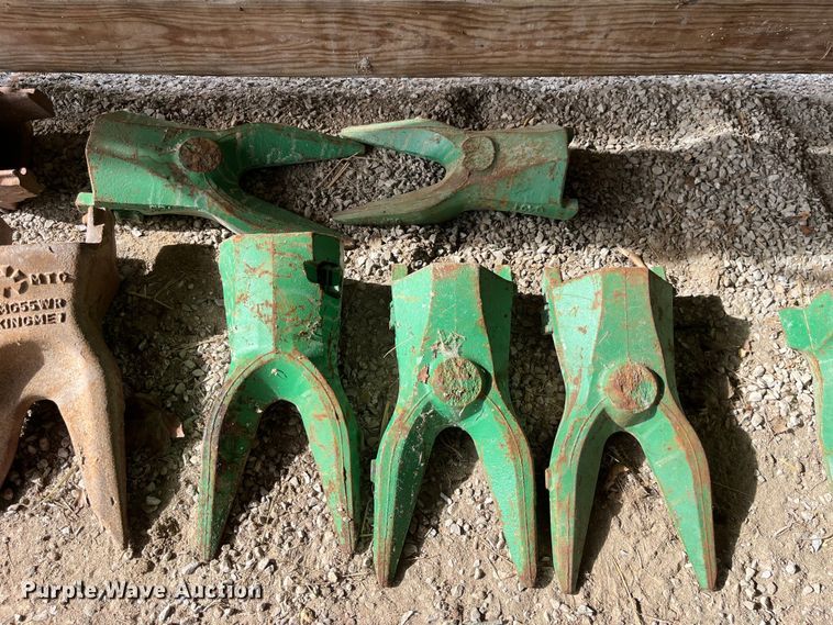 image for item LD9405 Approximately 25 bucket teeth