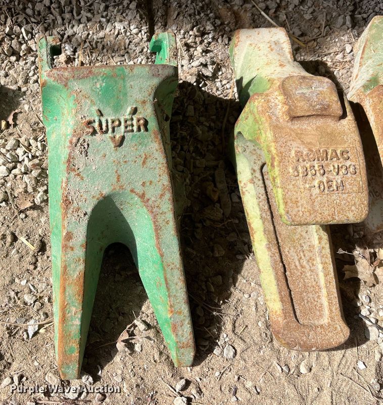 image for item LD9405 Approximately 25 bucket teeth